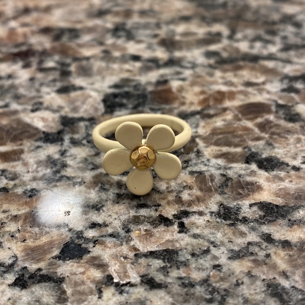 Daisy ring!! - Picture 4 of 4